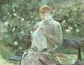 庭で裁縫をする若い女性 ベルト・モリゾ